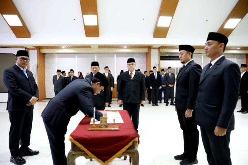 Foto: Walikota Tangerang H. Sachrudin dan Wakil Walikota Tangerang, H. Maryono Saat Melantik 102 Pejabat di Lingkungan Pemkot. 