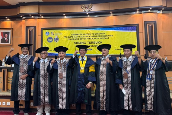 Foto: 5 Orang Dosen Berfoto Bersama Usai Resmi Menerima Gelar Doktor. 