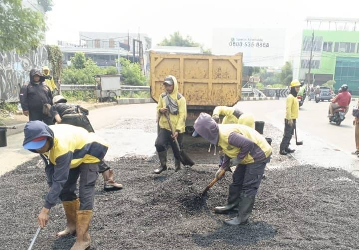 Foto: Petugas PUPR Kota Tangerang Saat Melakukan Perbaikan di Salah Satu Ruas Jalan di Kota Tangerang. 