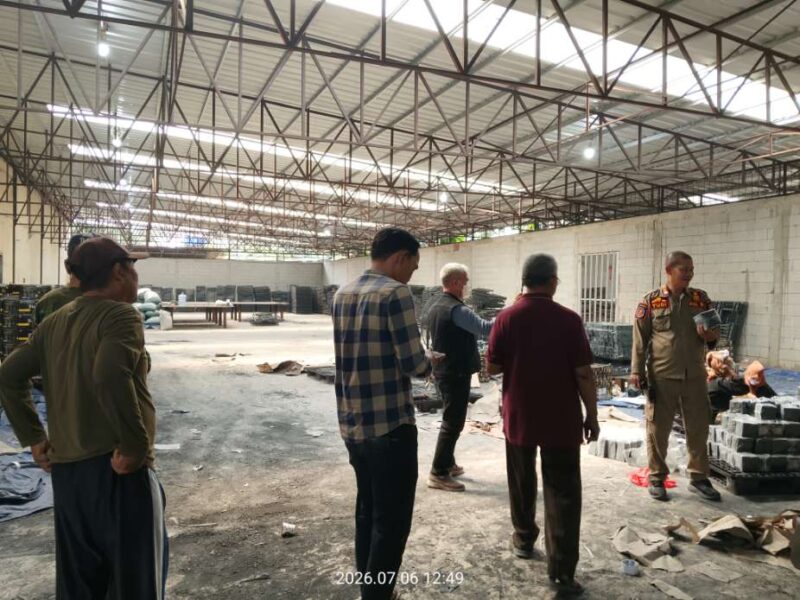 Foto: Satpol PP Kecamatan Rajeg Bersama Polsek Rajeg Saat Sidak ke Pabrik Briket Areng di Mekarsari Disaksikan Ketua RT Setempat. 