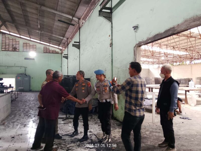 Foto: Lokasi Pabrik Briket Areng di Desa Mekarsari Rajeg, Saat Disidak Satpol PP dan Polsek Rajeg. 