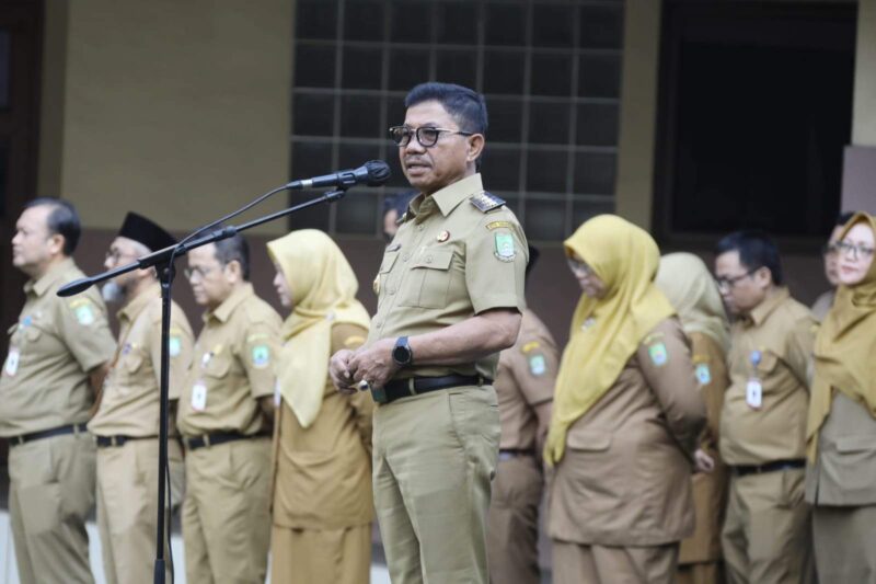 Foto: Wali Kota Tangerang, Sachrudin saat menjadi pembina Apel Pagi di Plaza Pusat Pemerintahan Kota Tangerang, Senin (03/08/2026).