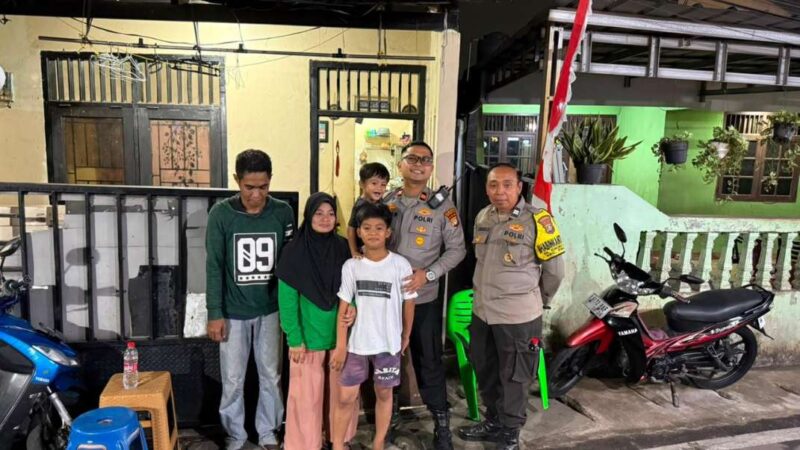 Foto: Kapolsek Pinang, IPTU Adityo Wijanarko Berfoto Bersama Aryo dan Keluarganya. 