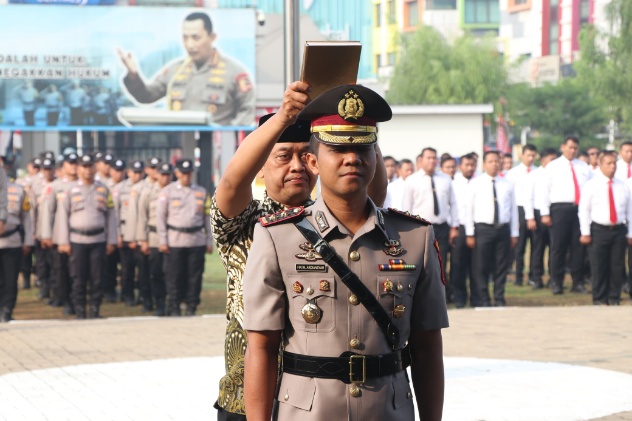Foto:AKBP Fiki Novian Ardiansyah Saat Melaksanakan Sumpah Jabatan Wakapolres Metro Tangerang Kota. 