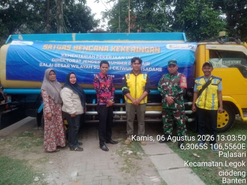 Foto: Babinsa Palasari Saat Terjun Langsung Membantu Salurkan Air Bersih ke Warga. 