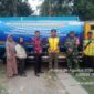 Foto: Babinsa Palasari Saat Terjun Langsung Membantu Salurkan Air Bersih ke Warga. 