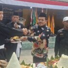 Foto: Ketua Cabang PSHT Kota Tangerang, Kang Mas Sarju Saputro Saat Melakukan Potong Tumpeng Saat Menghadiri Acara Tasyakuran Warga Baru Tingkat 1 Angkatan Ke-VII Tahun 2026.