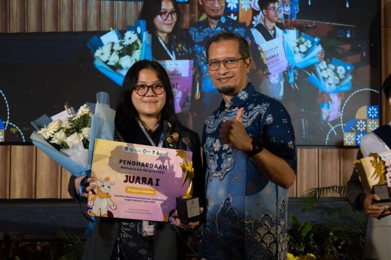 Foto: Tiffney Tyara Setyok mahasiswi perguruan tinggi swasta pertama saat meraih peringkat tertinggi Pilmapres Nasional. 