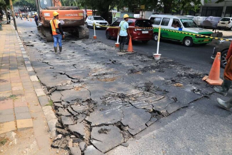 Foto: Alat Berat Dinas PUPR Kota Tangerang Diturunkan Untuk Perbaikan Jalan M. Toha, Karawaci, Kota Tangerang. 