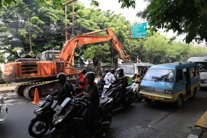 Foto: Suasana Perbaikan di Ruas Jalan M. Toha, Karawaci. 
