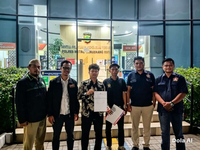 Foto: Karang Taruna Galeong Bersama Karang Taruna Kota Tangerang Berfoto Bersama Tunjukkan Bukti Laporan ke Polisi. 