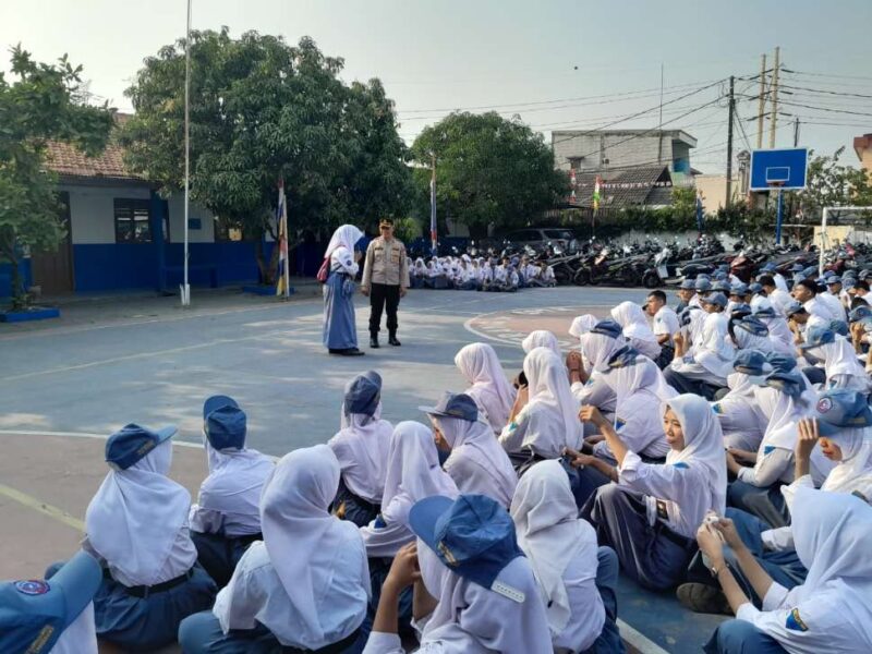 Foto: Kapolsek Batuceper, Kompol Gunawan Saat Menjadi Pembina Upacara di SMK YP Karya Bangsa.