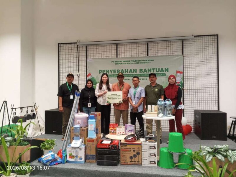 Foto: Ibu Ivon Saat Menyerahkan Puluhan Barang Berhadiah Secara Simbolis Kepada Ketua RW 04 dan Para Ketua RT Kp. Bayur. 