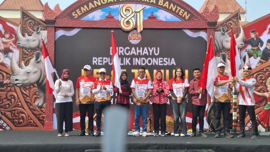 Foto: Usai Kitap Gubernur Banten, Andra Soni Berfoto Bersama Walikota Tangerang dan Jajaran.