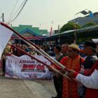 Foto: H. Junadi, S.E. (Ketua Komisi I DPRD Kota Tangerang) yang didampingi oleh unsur pemerintah dan keamanan dari Tiga Pilar, yakni Babinsa (Serka Basuki Irianto), Bhabinkamtibmas (Aipda Apip Komar T, S.H.), Lurah Sangiang Jaya (Ardi Irawan, S.E., M.Si), serta jajaran keamanan lingkungan saat membuka acara bazar UMKM dan Karnaval Kemerdekaan. 