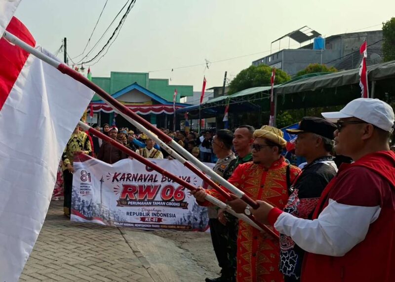 Foto: H. Junadi, S.E. (Ketua Komisi I DPRD Kota Tangerang) yang didampingi oleh unsur pemerintah dan keamanan dari Tiga Pilar, yakni Babinsa (Serka Basuki Irianto), Bhabinkamtibmas (Aipda Apip Komar T, S.H.), Lurah Sangiang Jaya (Ardi Irawan, S.E., M.Si), serta jajaran keamanan lingkungan saat membuka acara bazar UMKM dan Karnaval Kemerdekaan. 