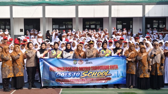 Foto: Polwan Polres Metro Tangerang Kota Berfoto Bersama Saat Sambangi SMAN 11 Kota Tangerang. 