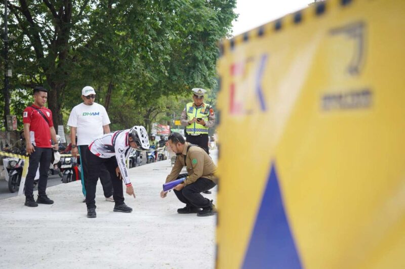 Foto: Walikota Tangerang, H. Sachrudin Saat Bersepeda Sembari Tinjau Perbaikan Jalan. 