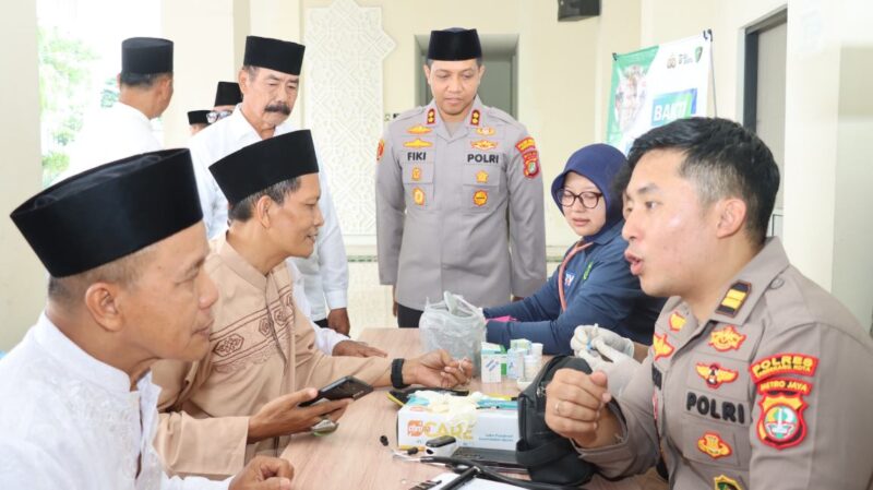 Foto: Wakapolres Metro Tangerang Kota Saat Meninjau Langsung Layanan Kesehatan Bagi Masyarakat di Kelurahan Babakan, Kecamatan Tangerang.