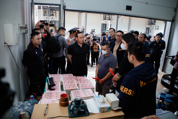 Kapolda Metro Jaya Komjen Pol Asep Edi Suheri Saat Meninjau TKP Penemuan Uang Palsu di Kota Tangerang Selatan (Foto: Abi)