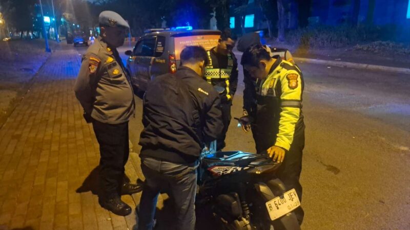 Anggota Polsek Kelapa Dua Saat Menggelar Razia Stasioner. 
