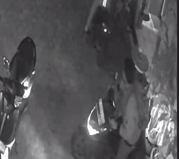Foto: Pelaku Curanmor Terekam CCTV Saat Menjalankan Aksinya. 
