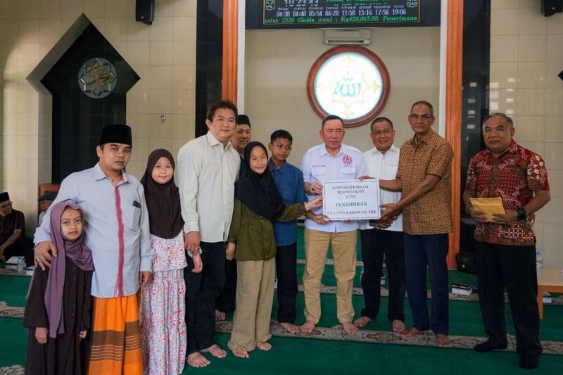 LPKR Saat Menyerahkan Bantuan Pendidikan Bagi Anak-anak di Kabupaten Tangerang. (Foto LPKR)