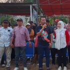 H. M Sobri (Anggota DPRD Kabupaten Tangerang) bersama Kepala Desa Kadu Jaya Hj. Nena Analia saat memberikan sambutan