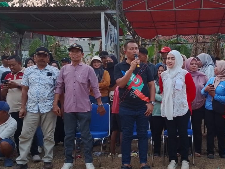 H. M Sobri (Anggota DPRD Kabupaten Tangerang) bersama Kepala Desa Kadu Jaya Hj. Nena Analia saat memberikan sambutan