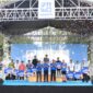 Foto: Wali Kota Tangerang, H. Sachrudin dan Wakil Walikota Tangerang, H. Maryono Saat Menyerahkan Hadiah Kepada Para Pemenang Tangerang 10K. 
