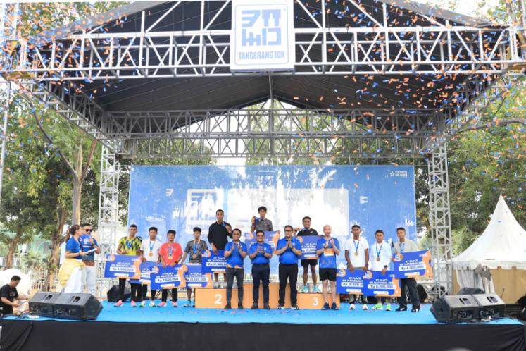 Foto: Wali Kota Tangerang, H. Sachrudin dan Wakil Walikota Tangerang, H. Maryono Saat Menyerahkan Hadiah Kepada Para Pemenang Tangerang 10K. 