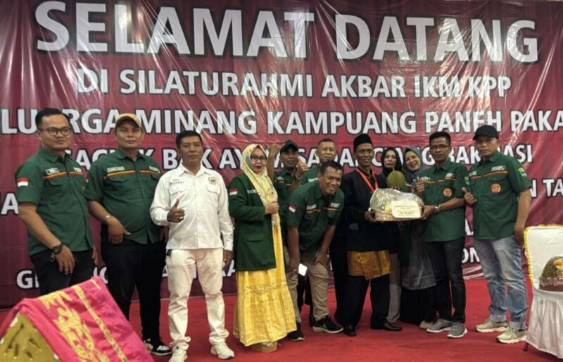 Kabag Hukum dan HAM PSSPL, Jecky Efrianto CIPL, mewakili PSSP berfoto bersama pengurus IKM KPP. 