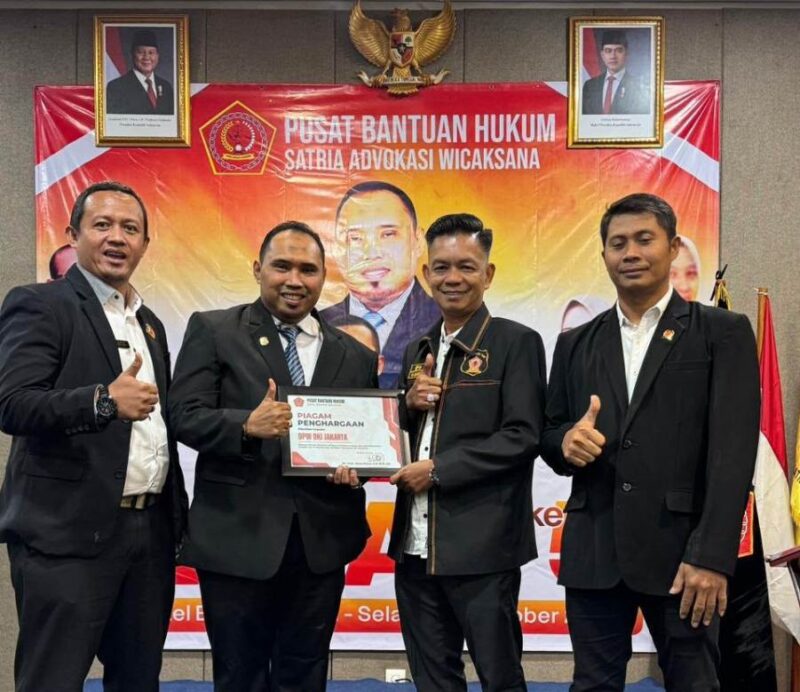 Ketum Pusbakum SAW Dr. Muhammad Reza Putra, S.H., M.H., CIL. Saat Menyerahkan Piagam Penghargaan ke Ketua Pusbakum SAW DKI Jakarta, Jecky Efrianto CIPL.