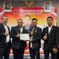 Ketum Pusbakum SAW Dr. Muhammad Reza Putra, S.H., M.H., CIL. Saat Menyerahkan Piagam Penghargaan ke Ketua Pusbakum SAW DKI Jakarta, Jecky Efrianto CIPL.