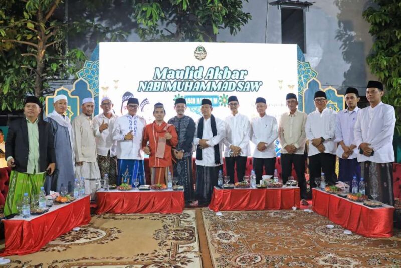 Walikota Tangerang, H. Maryono Hasan Saat Berfoto Bersama Penceramah Kondang Ustadz Maulana. 