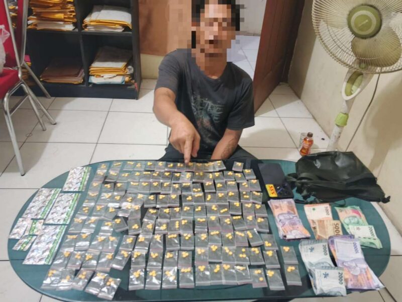 Seorang Penjual Obat-obatan Keras Inisial IJ (41) Beserta Ratusan Butir Pil Eximer dan Puluhan Pil Tramadol Saat Diamankan Polsek Sepatan. (Foto: Humas Polres)
