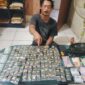 Seorang Penjual Obat-obatan Keras Inisial IJ (41) Beserta Ratusan Butir Pil Eximer dan Puluhan Pil Tramadol Saat Diamankan Polsek Sepatan. (Foto: Humas Polres)