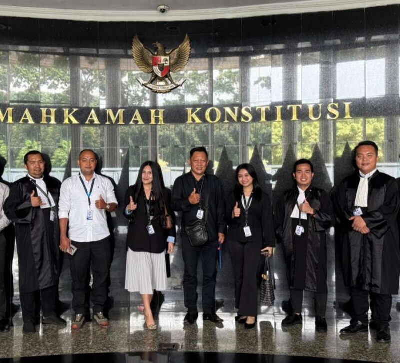 Kuasa Hukum Pemohon Uji Materi Pasal 304 KUHD Berfoto Bersama di MK. 