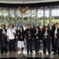 Kuasa Hukum Pemohon Uji Materi Pasal 304 KUHD Berfoto Bersama di MK. 