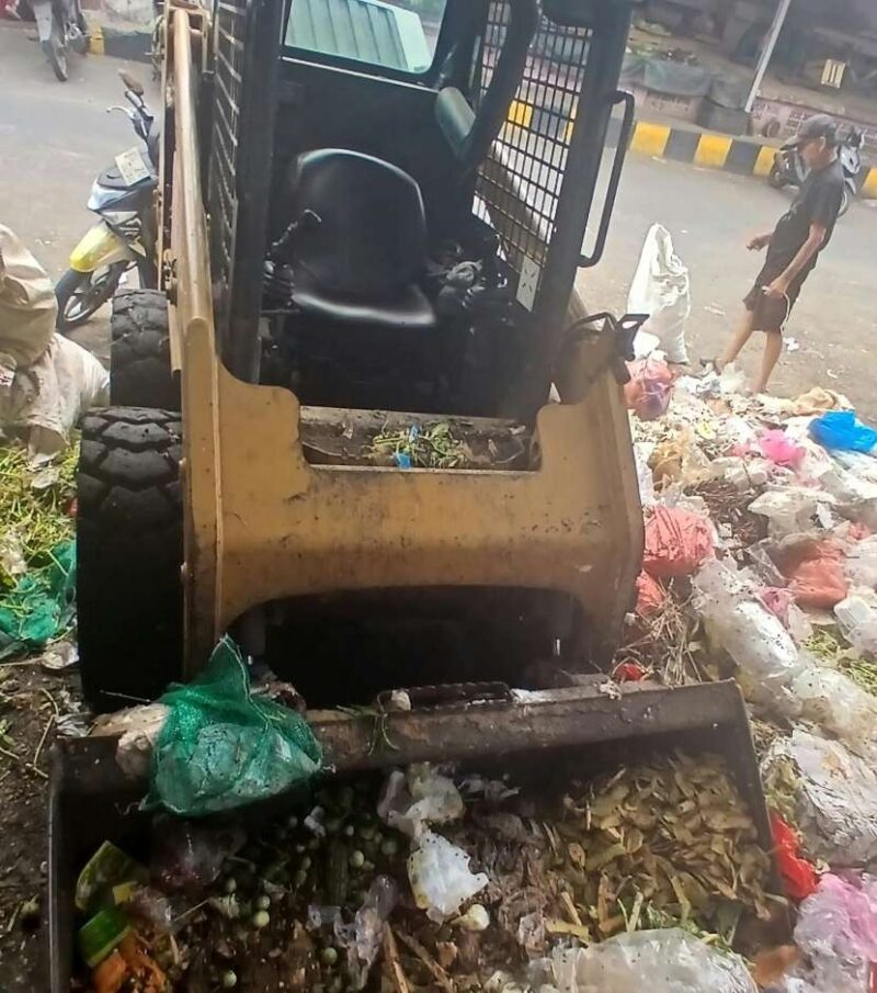 Kondisi Loader tua di Pasar Curug. 