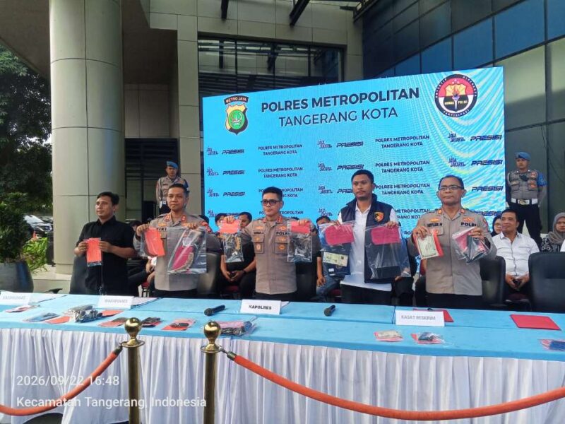 Kapolres Metro Tangerang Kota, Kombes Pol. Herbin Sianipar Beserta Jajaran Saat Menunjukkan Berbagai Barang Bukti Kejahatan kepada Awak Media Saat Menggelar Konferensi Pers. Selasa (22/9).