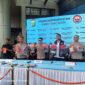 Kapolres Metro Tangerang Kota, Kombes Pol. Herbin Sianipar Beserta Jajaran Saat Menunjukkan Berbagai Barang Bukti Kejahatan kepada Awak Media Saat Menggelar Konferensi Pers. Selasa (22/9).