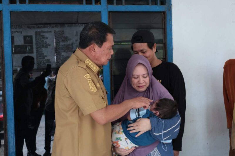 Bupati Tangerang, Moch Maesyal Rasid Saat Sambangi Bayi Yang Sedang Sakit. 