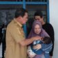 Bupati Tangerang, Moch Maesyal Rasid Saat Sambangi Bayi Yang Sedang Sakit. 
