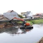 Alat Berat Yang Diturunkan Pemkot Tangerang Untuk Normalisasi Sungai di Kota Tangerang.