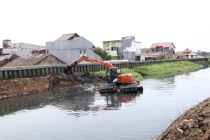 Alat Berat Yang Diturunkan Pemkot Tangerang Untuk Normalisasi Sungai di Kota Tangerang. 
