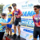 Wali Kota Tangerang, H.Sachrudin Saat Menyerahkan Medali Kepada Para Jura Kejurnas TOS Marathon 2026.