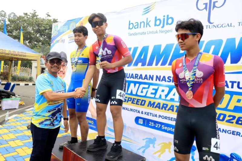 Wali Kota Tangerang, H.Sachrudin Saat Menyerahkan Medali Kepada Para Jura Kejurnas TOS Marathon 2026.