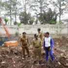Wali Kota Tangerang, H. Sachrudin, didampingi Kepala Dinas Pekerjaan Umum dan Penataan Ruang (PUPR) Kota Tangerang, Taufik Syahzeni, saat turun langsung memantau proses normalisasi sungai dan pembangunan turap di sejumlah titik, termasuk di aliran Sungai Cantiga, RW 13, Kelurahan Karang Timur, Kecamatan Karang Tengah, Senin (28/09/2026).