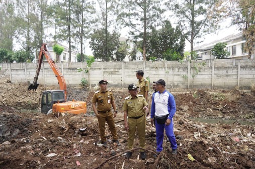 Wali Kota Tangerang, H. Sachrudin, didampingi Kepala Dinas Pekerjaan Umum dan Penataan Ruang (PUPR) Kota Tangerang, Taufik Syahzeni, saat turun langsung memantau proses normalisasi sungai dan pembangunan turap di sejumlah titik, termasuk di aliran Sungai Cantiga, RW 13, Kelurahan Karang Timur, Kecamatan Karang Tengah, Senin (28/09/2026).